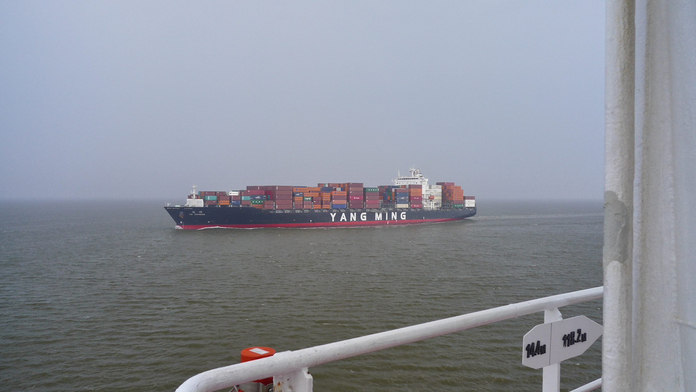 Die "YM Express", Taiwan (259m Länge, 4,662 TEU full-container vessel)